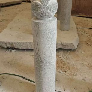 宿迁 芝麻白花岗岩石材挡车石柱、停车柱、圆柱挡车柱、方柱挡车柱等