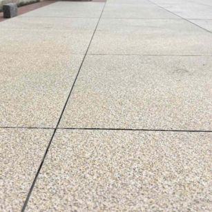 宿迁 黄金麻花岗岩石板材荔枝面地面铺装效果
