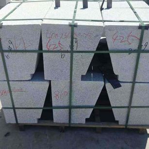 宿迁 芝麻白异形坐凳，石凳