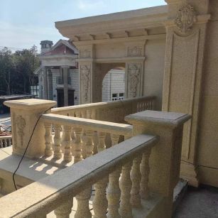 宿迁 黄金麻别墅外墙干挂雕花配合阳台栏杆花瓶柱