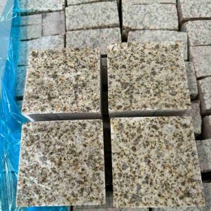 宿迁 黄金麻花岗岩自然面小方块，弹石，马蹄石等