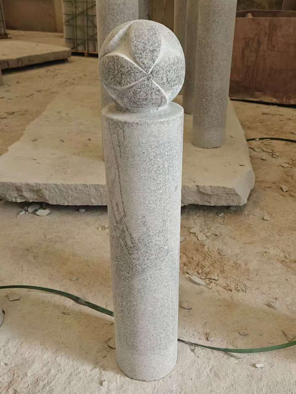 宿迁 芝麻白花岗岩石材挡车石柱、停车柱、圆柱挡车柱、方柱挡车柱等