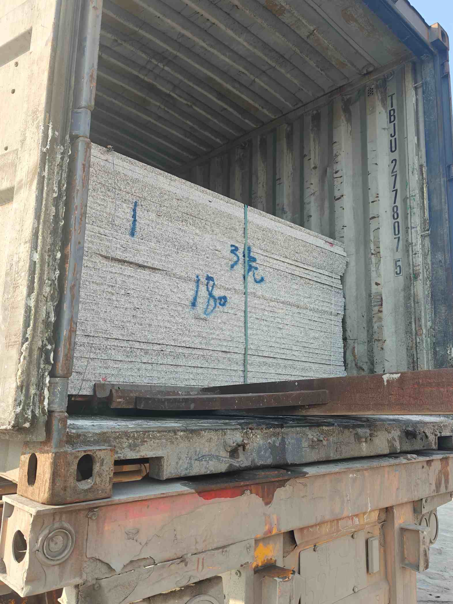 宿迁 芝麻白花岗岩石材3.0公分光面毛板装柜出货