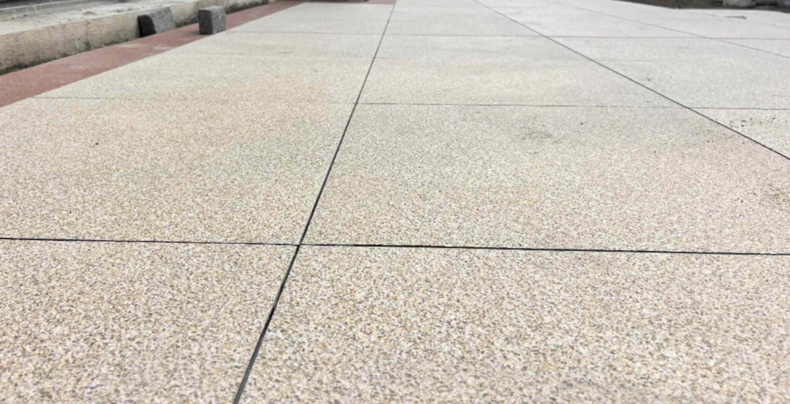 宿迁 黄金麻花岗岩石板材荔枝面地面铺装效果