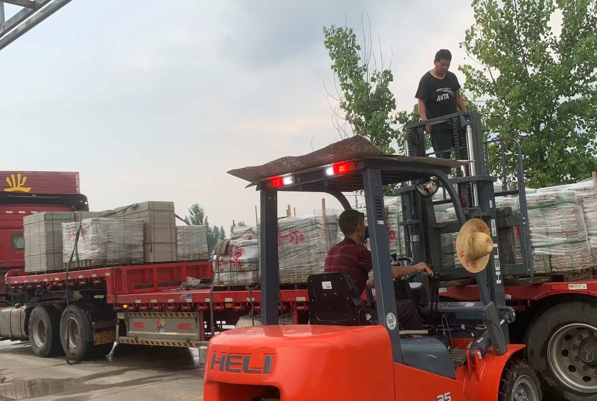 宿迁 黄金麻冰裂纹，地铺石装车