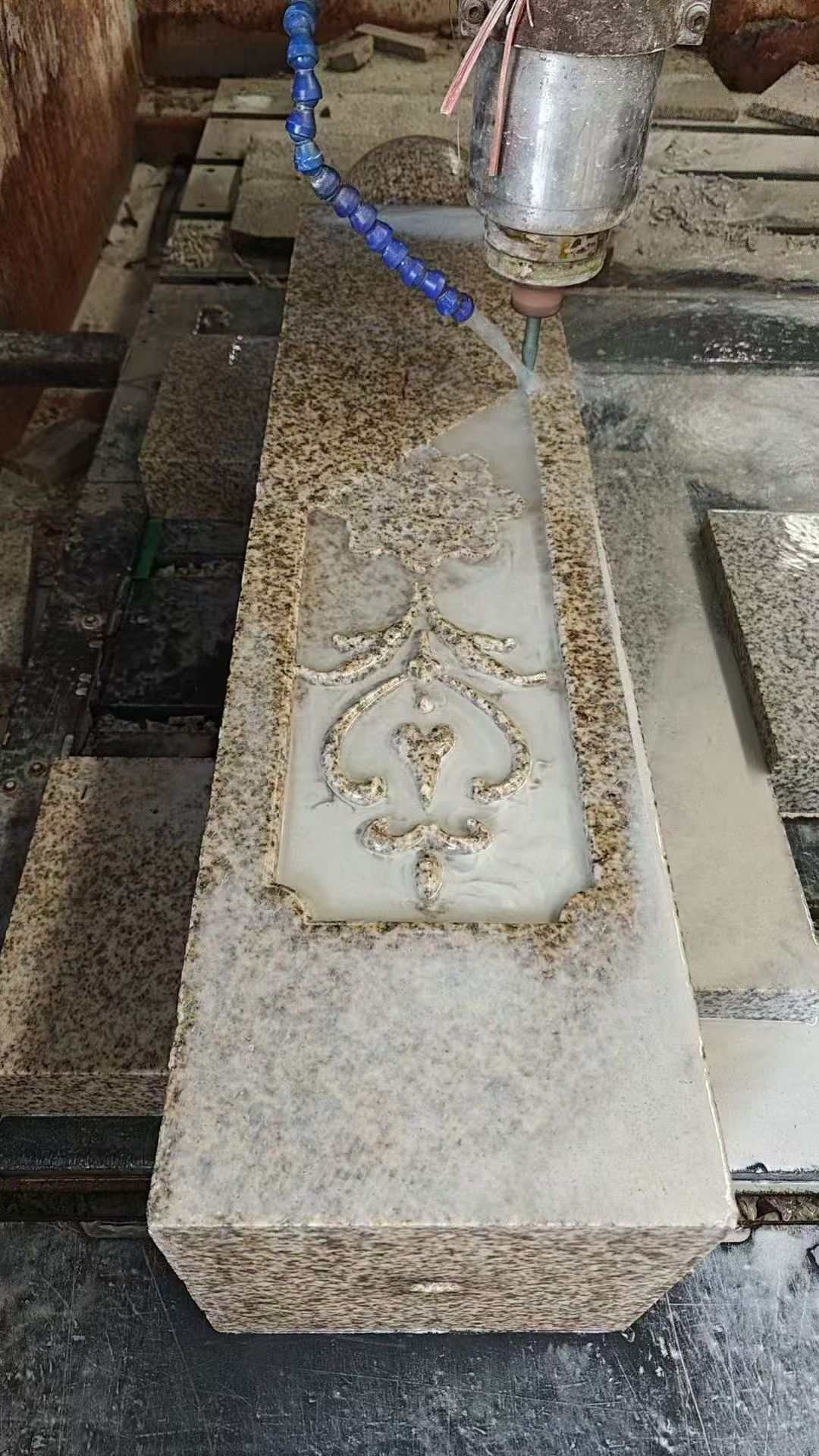 宿迁 黄金麻花岗岩异形加工雕刻栏杆大柱