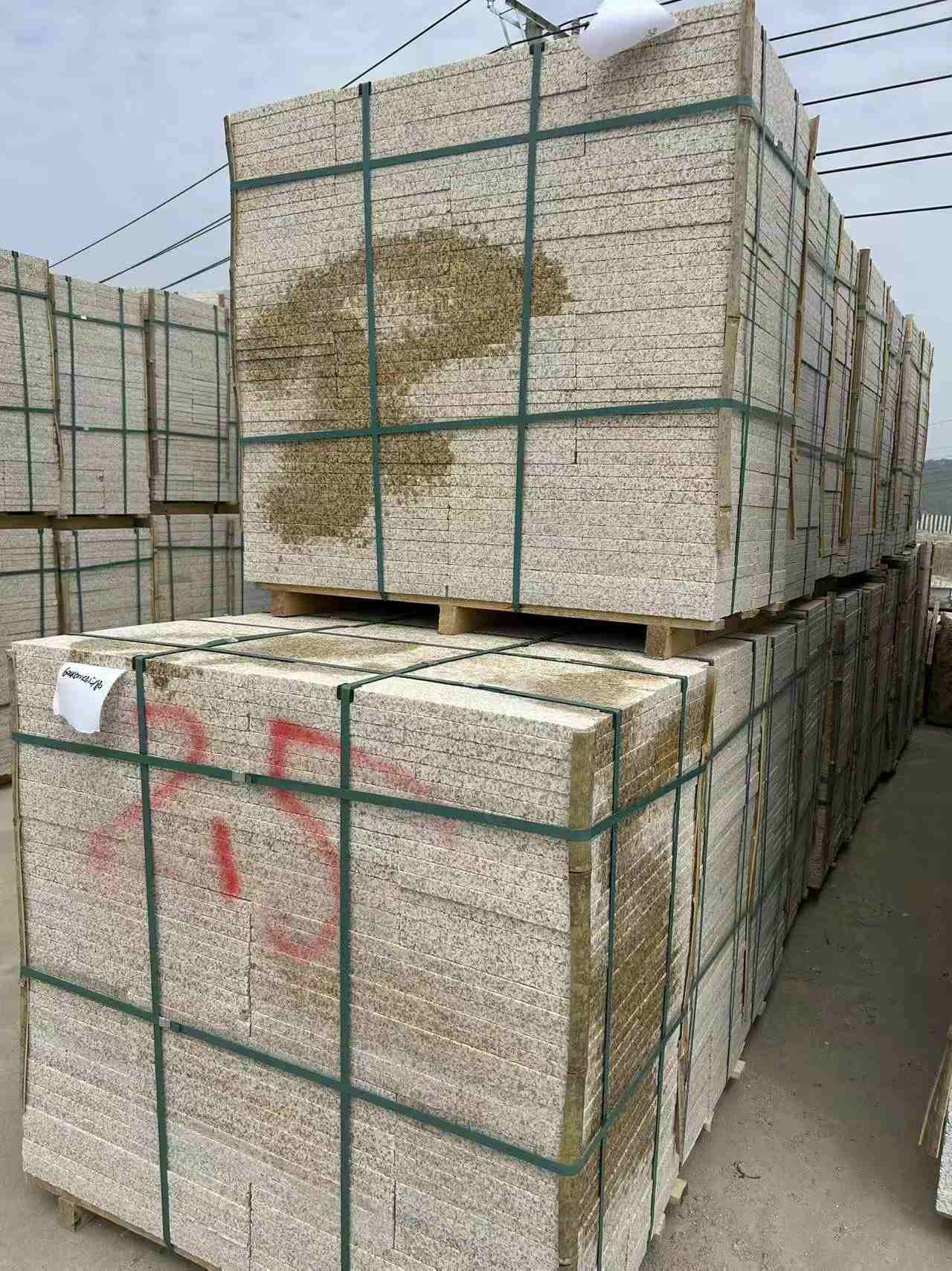 宿迁 黄金麻花岗岩石材荔枝面地铺石2.5*300*600