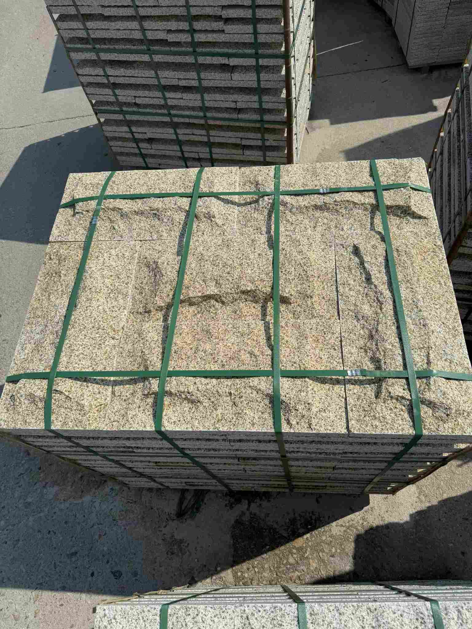 宿迁 黄金麻花岗岩石材自然面蘑菇石成品