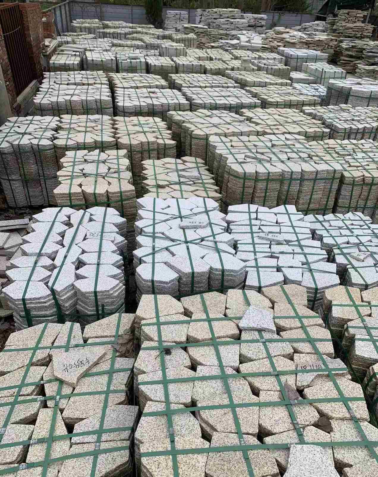 宿迁 黄金麻白麻花岗岩荔枝面地铺石(冰裂纹)