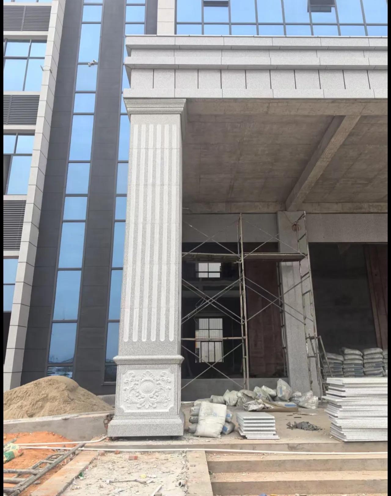 宿迁 芝麻白光面花岗岩门楼大柱（罗马柱）配雕花底座