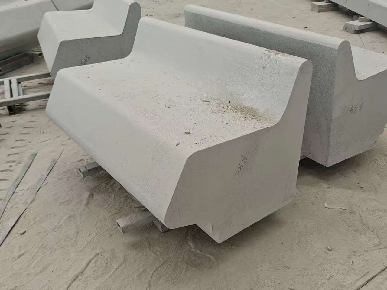 宿迁 芝麻白花岗岩异形坐凳，石凳