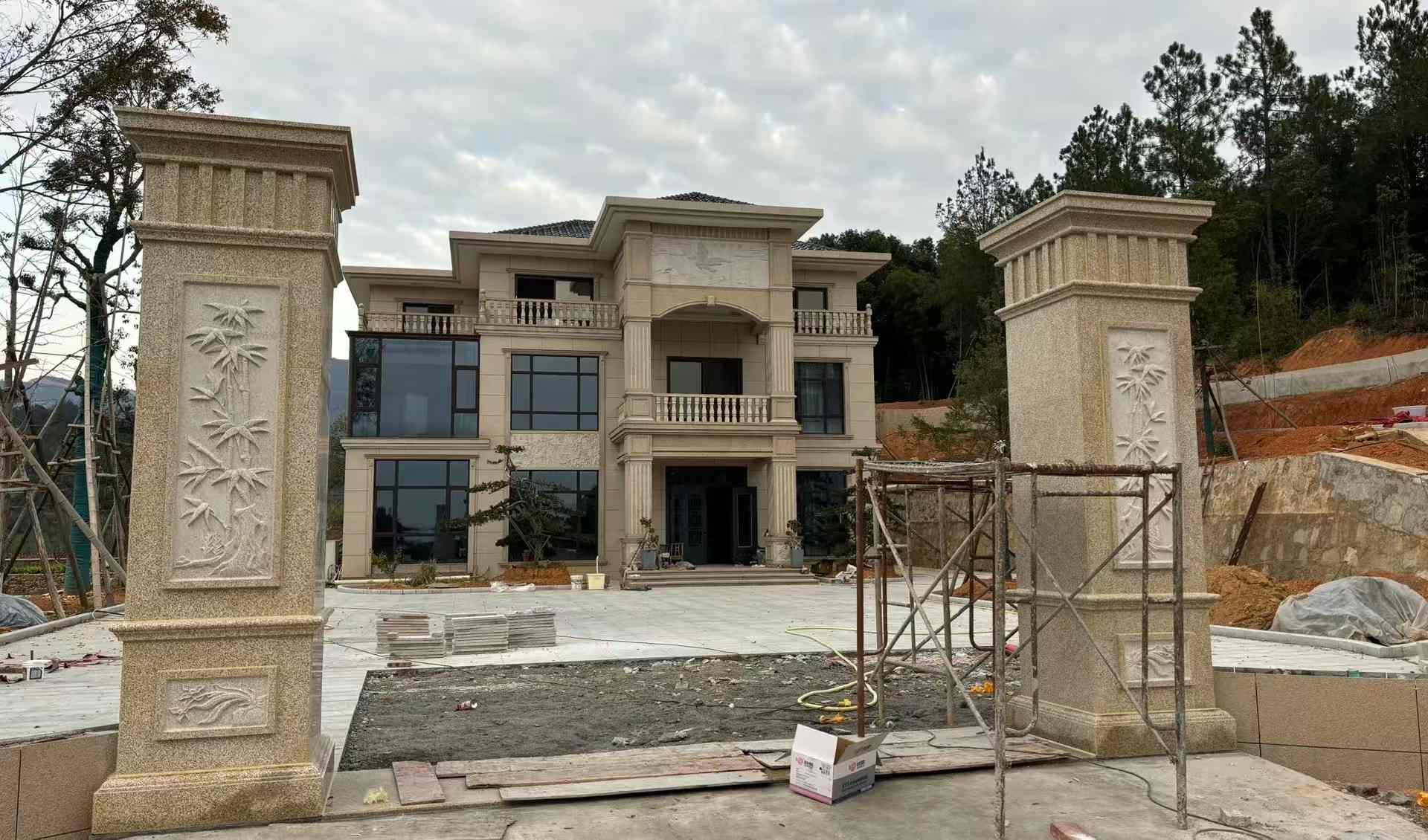 宿迁 黄金麻花岗岩别墅雕花外墙干挂配上门口雕花罗马柱