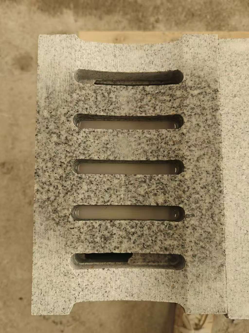 宿迁 芝麻白拉丝面花岗岩U型开槽排水槽