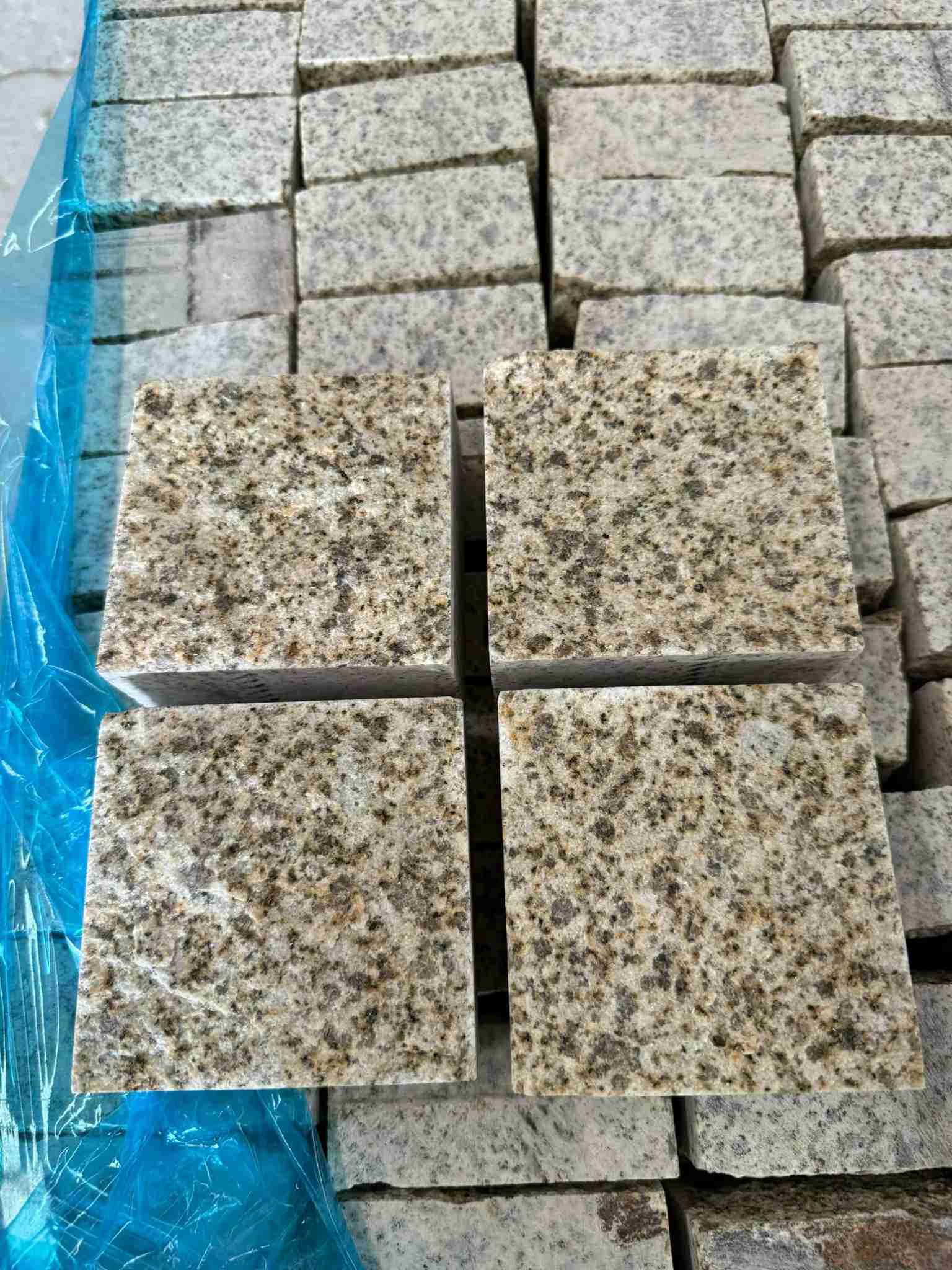 宿迁 黄金麻花岗岩自然面小方块，弹石，马蹄石等