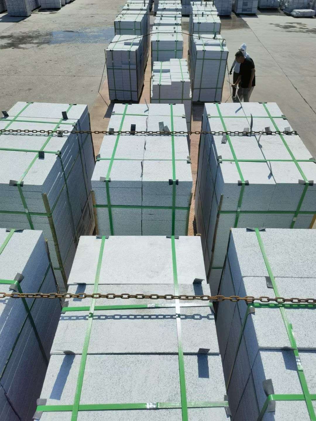 宿迁 芝麻白花岗岩5公分地铺石 花岗岩厂家工厂装车日常