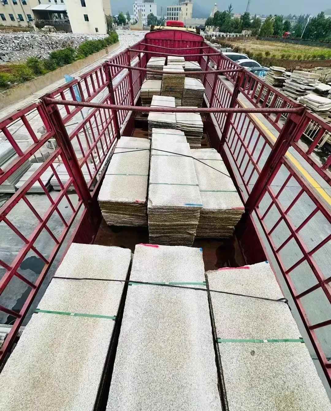 宿迁 黄金麻花岗岩荔枝面，光面毛板装车完成