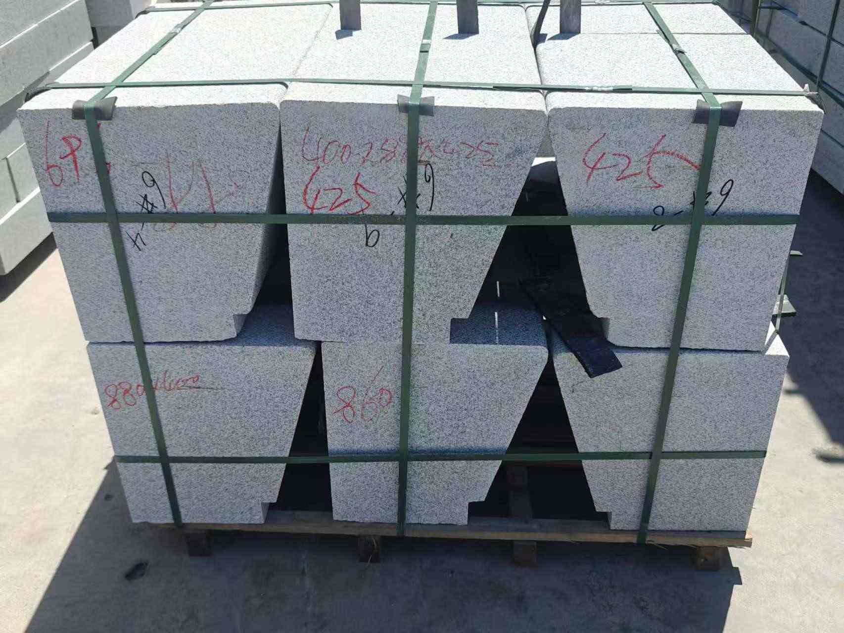 宿迁 芝麻白异形坐凳，石凳