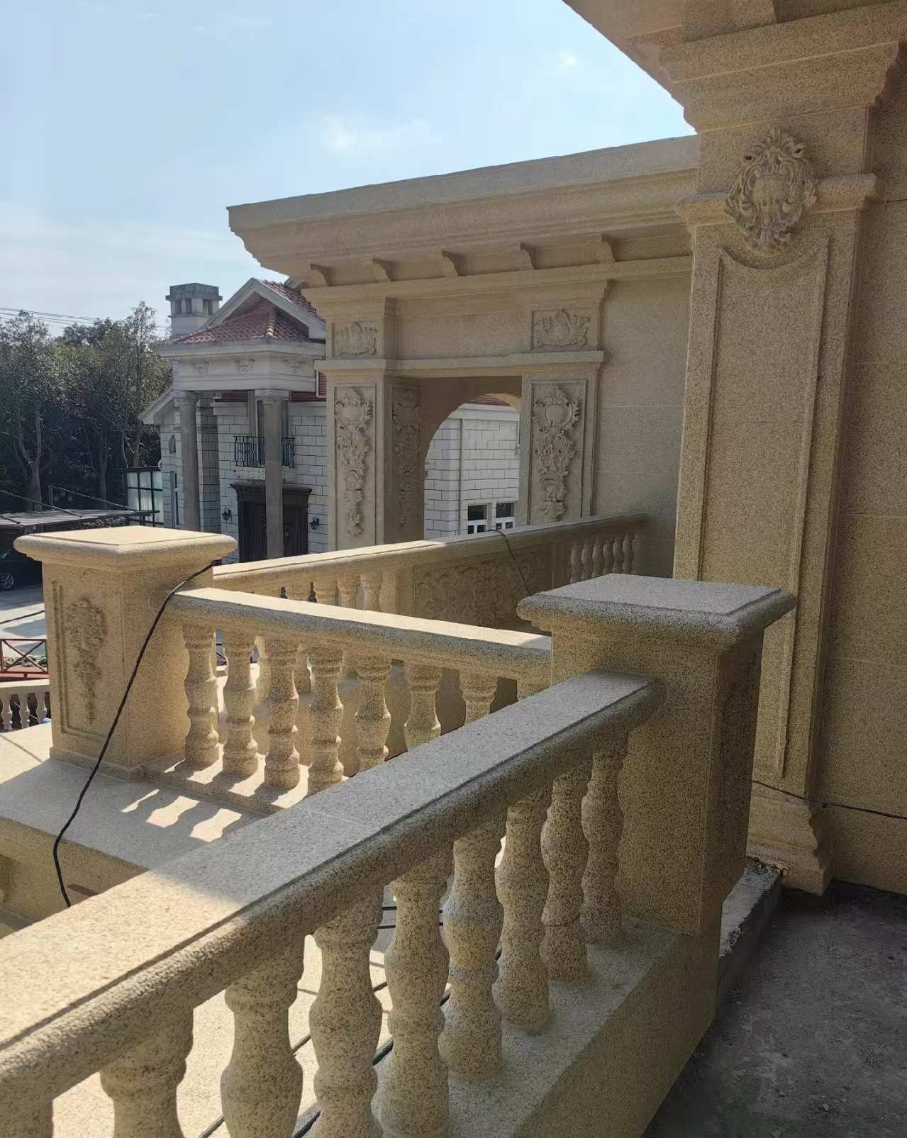 宿迁 黄金麻别墅外墙干挂雕花配合阳台栏杆花瓶柱