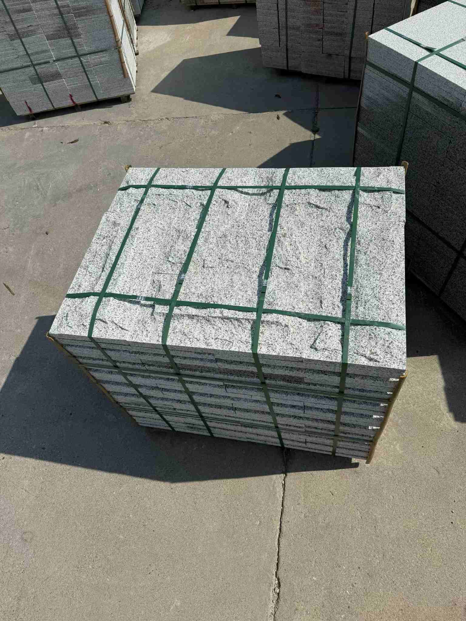 宿迁 白麻花岗岩石材自然面蘑菇石成品