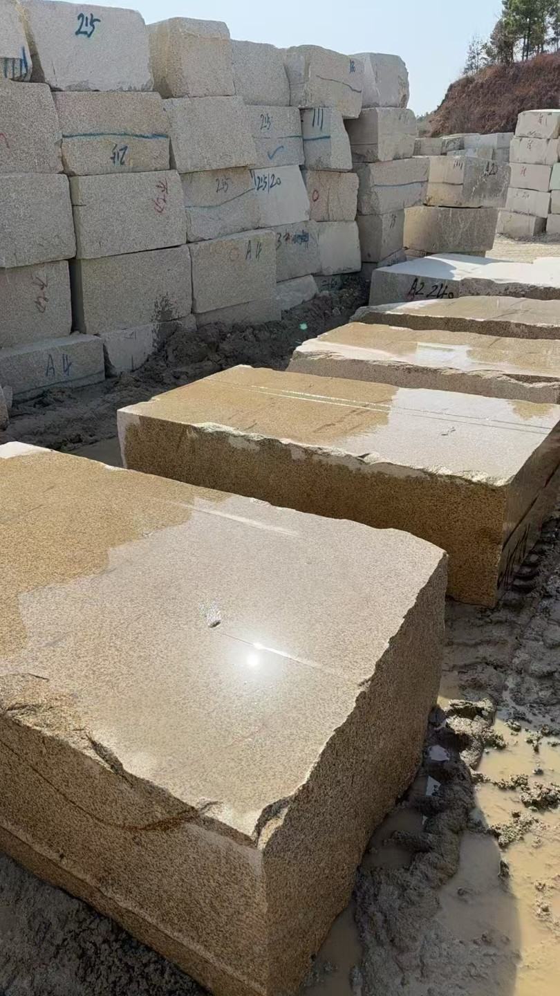 宿迁 黄金麻方料堆场洗料分选中，原材料充足