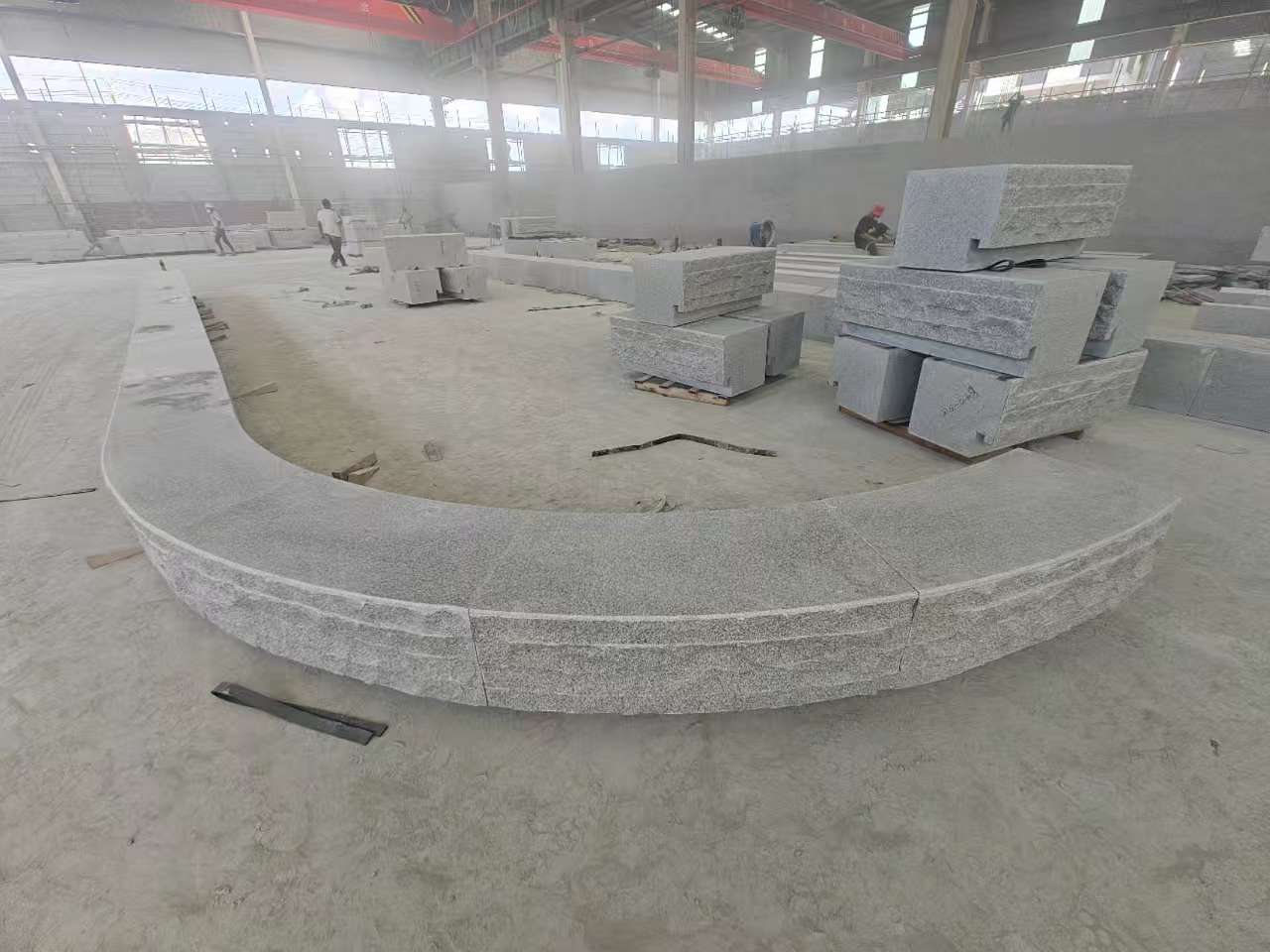 宿迁 芝麻白异形坐凳，自然面光面弧形加工