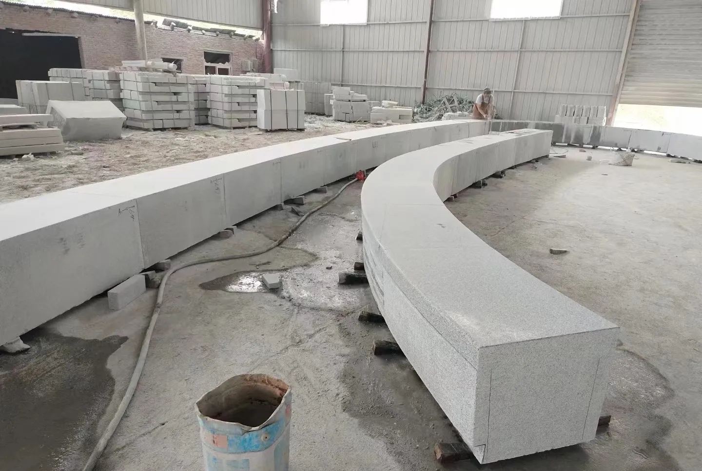 宿迁芝麻白花岗岩石板材 园林光面弧形坐凳